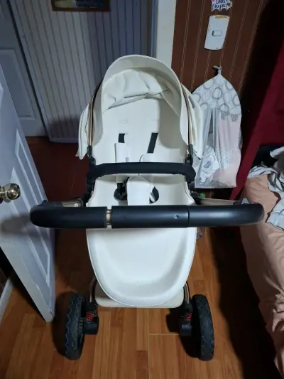 Coche de bebé blanco con estructura robusta - miniatura 5