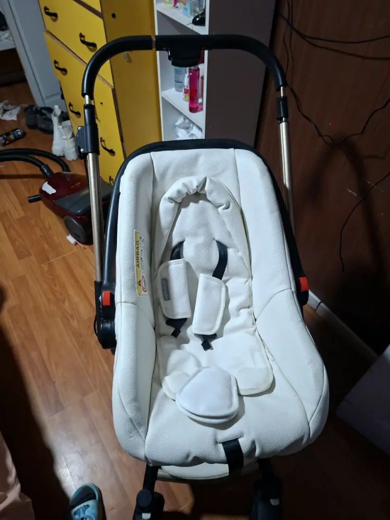 Coche de bebé blanco con estructura robusta - 6