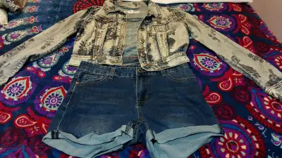 Conjunto de chaqueta y shorts de mezclilla para mujer - miniatura 1