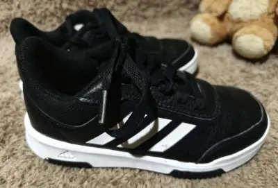 Zapatillas deportivas Adidas para niños en negro y blanco - miniatura 1