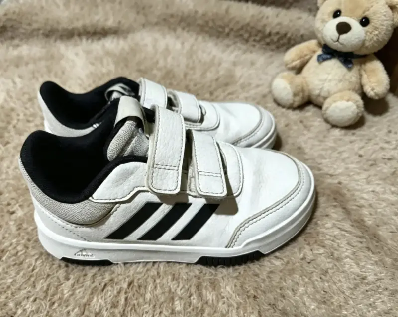 Zapatillas deportivas Adidas para niños en negro y blanco - 2