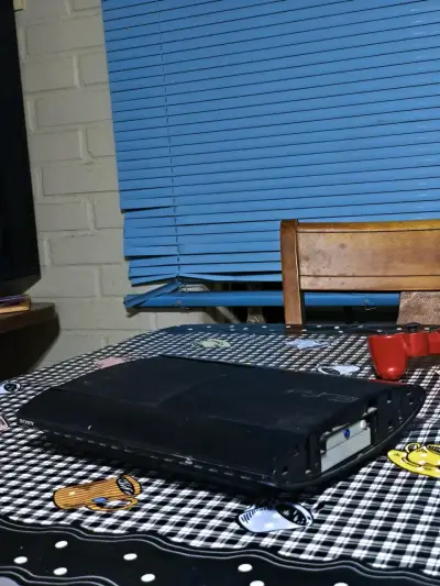 Consola PlayStation 3 con juegos y control rojo - miniatura 2