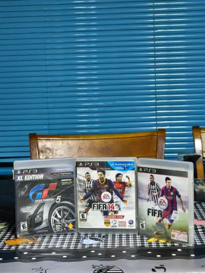 Consola PlayStation 3 con juegos y control rojo - miniatura 3