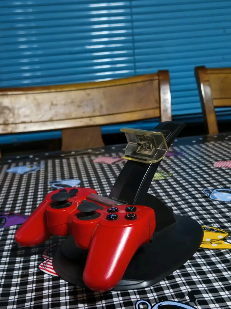 Consola PlayStation 3 con juegos y control rojo - 4
