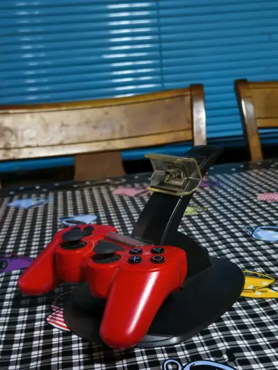 Consola PlayStation 3 con juegos y control rojo - miniatura 4