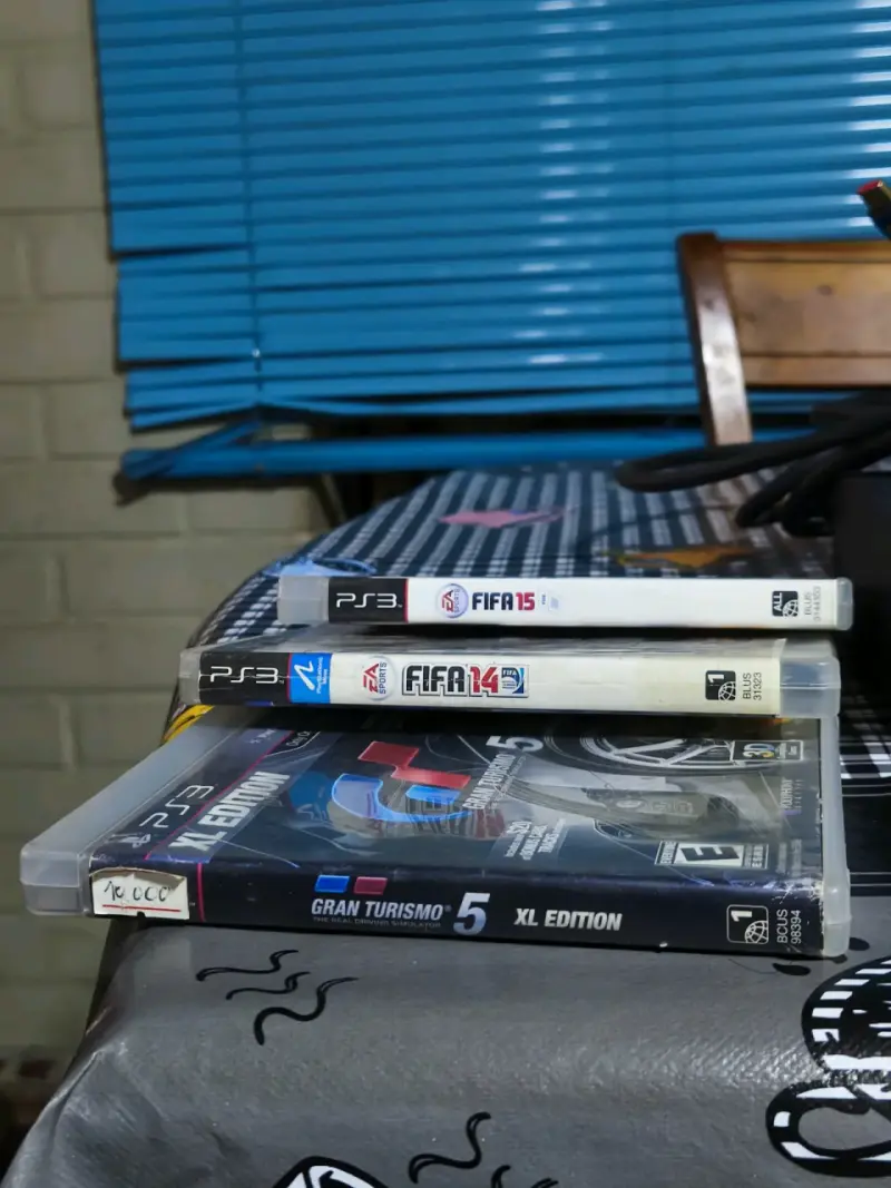 Consola PlayStation 3 con juegos y control rojo - 5