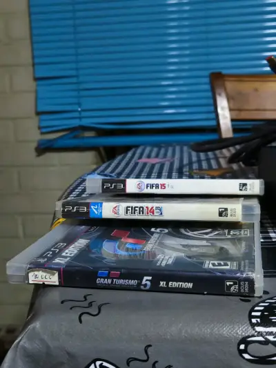Consola PlayStation 3 con juegos y control rojo - miniatura 5