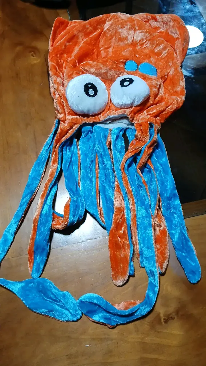 Gorro de pulpo naranja y azul