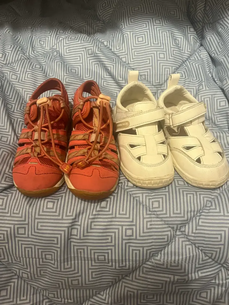 2 pares de sandalias niña 26