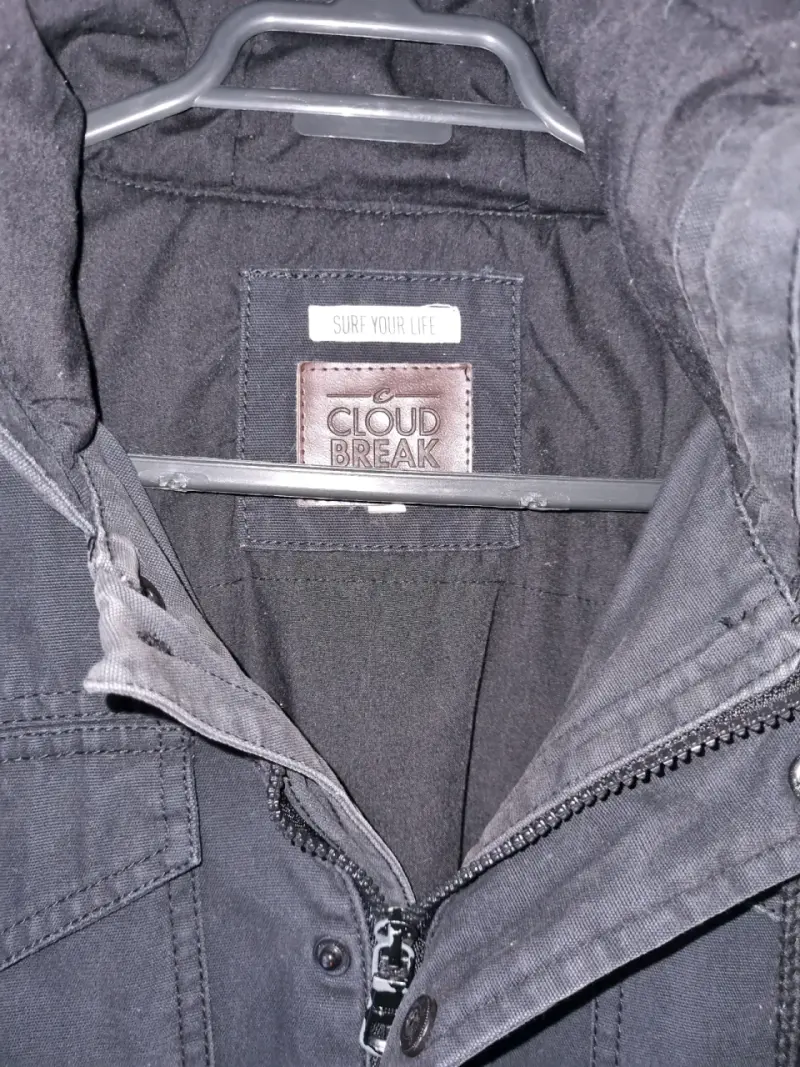 Chaqueta negra con capucha para hombre - 2