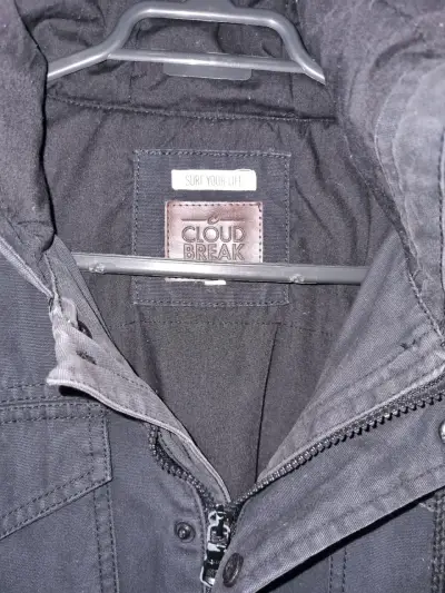 Chaqueta negra con capucha para hombre - miniatura 2
