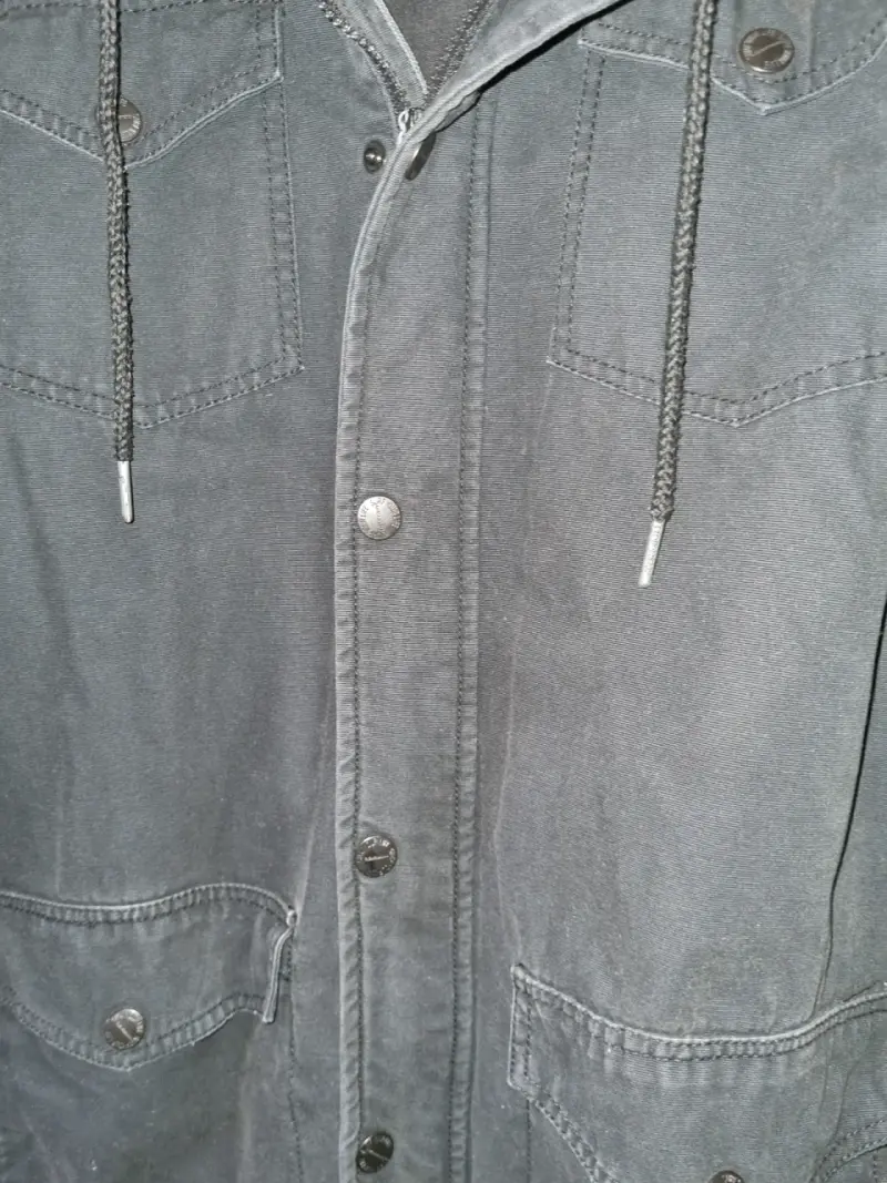 Chaqueta negra con capucha para hombre - 3