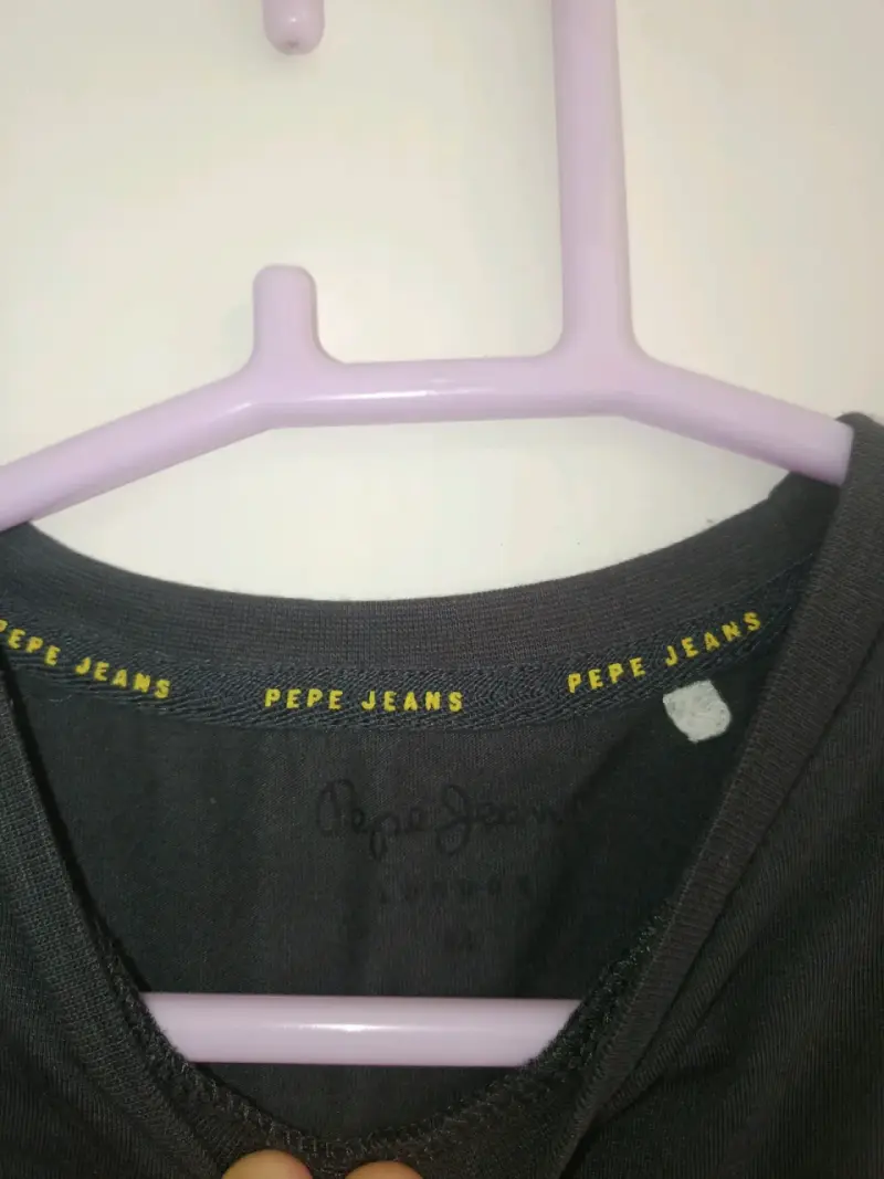 Polera Pepe Jeans gris con logo amarillo - 2