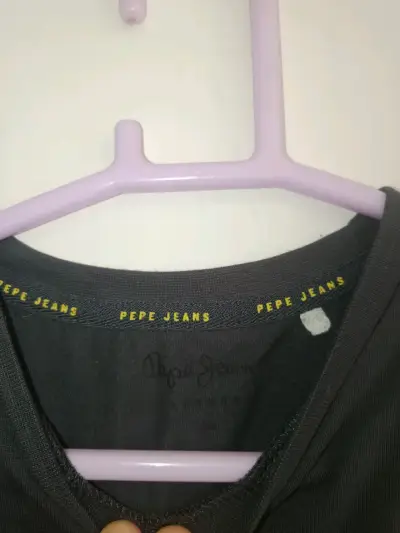 Polera Pepe Jeans gris con logo amarillo - miniatura 2