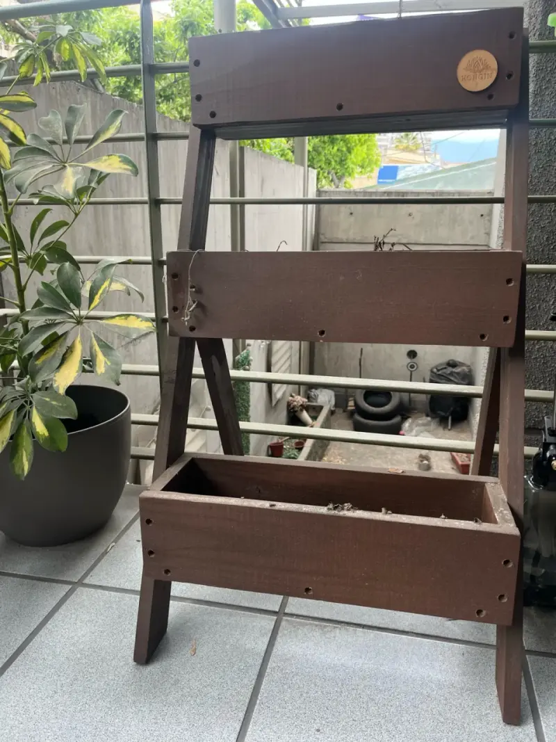 Jardinera vertical de madera para balcón - 1