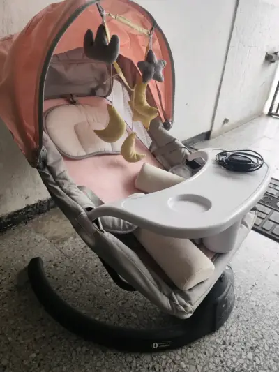 Silla mecedora para bebé electrica y juguetes - miniatura 1