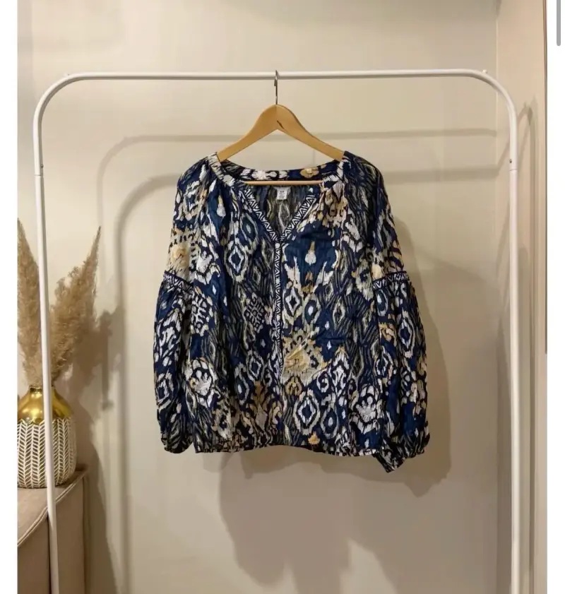 Blusa estampada azul y beige para mujer - 1
