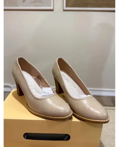 Zapatos de tacón beige elegantes para mujer - miniatura 1