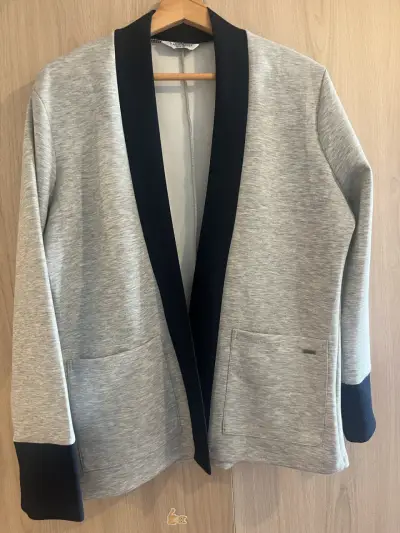 Blazer gris con detalles azul marino - miniatura 1