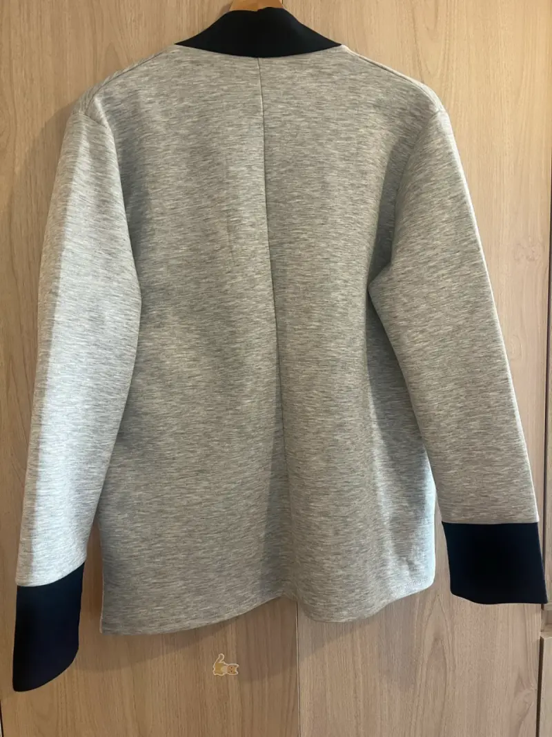 Blazer gris con detalles azul marino - 2