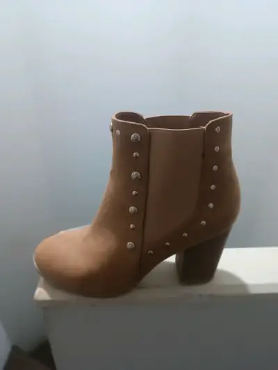Botines de mujer color camel con tacón y tachas - miniatura 1