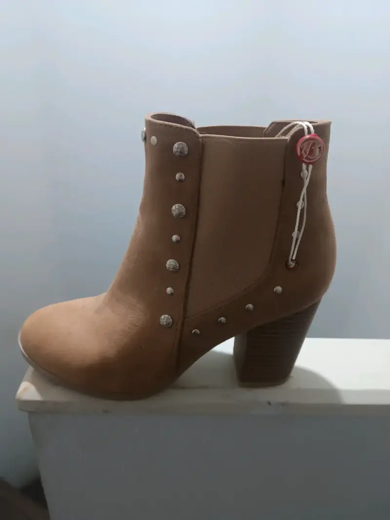 Botines de mujer color camel con tacón y tachas - 2