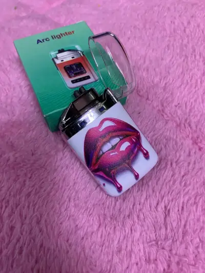 Encendedor eléctrico recargable con diseño artístico - miniatura 2