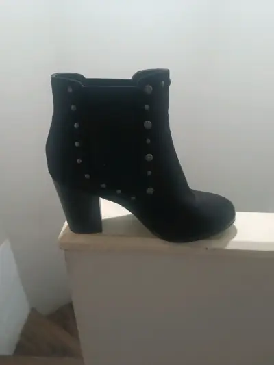 Botines negros con tacón y detalles metálicos - miniatura 1