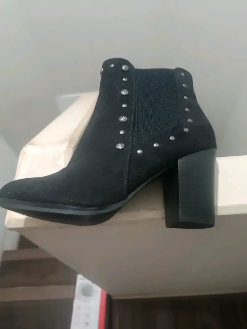 Botines negros con tacón y detalles metálicos - 2