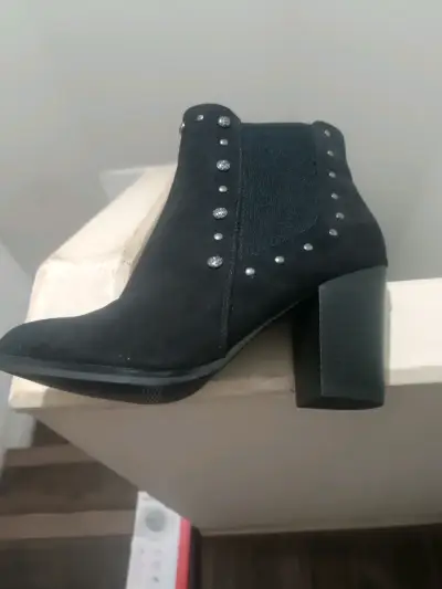 Botines negros con tacón y detalles metálicos - miniatura 2