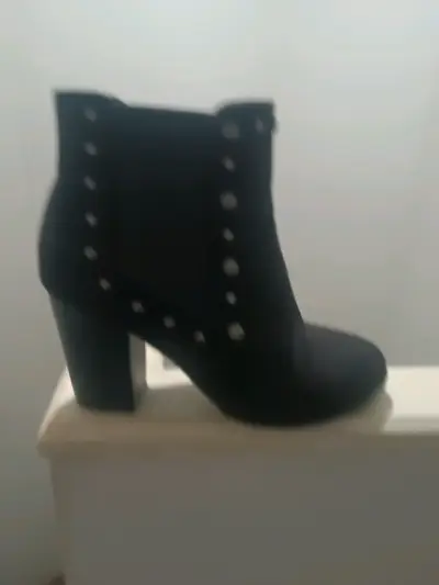 Botines negros con tacón y detalles metálicos - miniatura 3