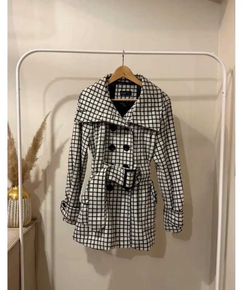 Abrigo de cuadros blanco y negro Rue21