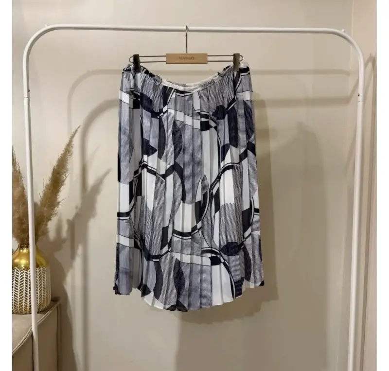 Falda plisada estampada en blanco y negro Mango - 1