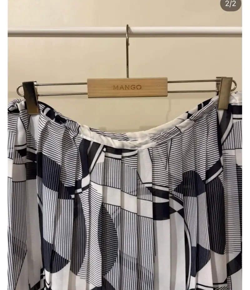 Falda plisada estampada en blanco y negro Mango - 2