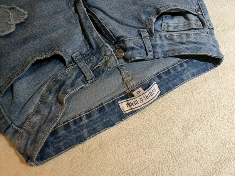 Jeans femeninos acampanados con corazones - 2