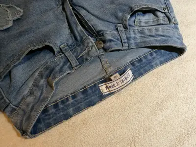 Jeans femeninos acampanados con corazones - miniatura 2
