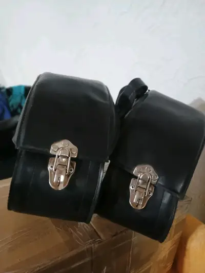Alforjas de cuero negro para motocicleta - miniatura 1