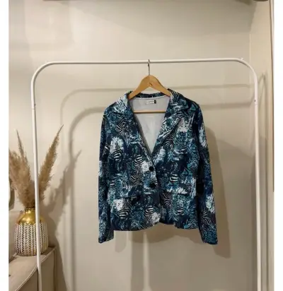 Chaqueta estampada azul y negra para mujer - miniatura 1