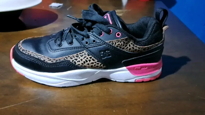 Zapatillas deportivas negras con detalles animal print