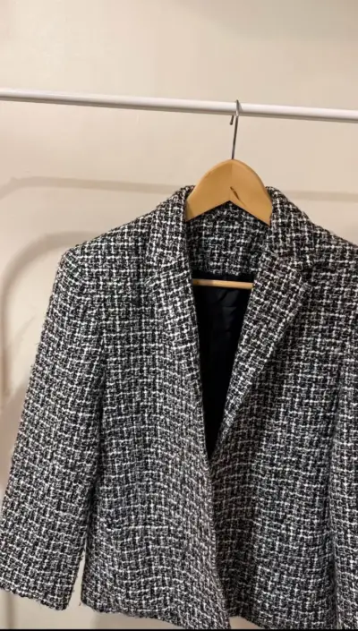 Blazer de tweed blanco y negro para mujer - miniatura 2
