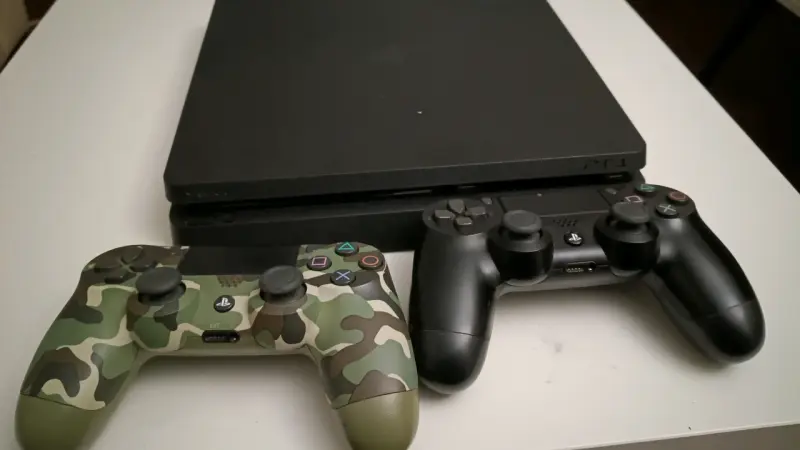 PlayStation 4 1Tb + 2 controles - 2
