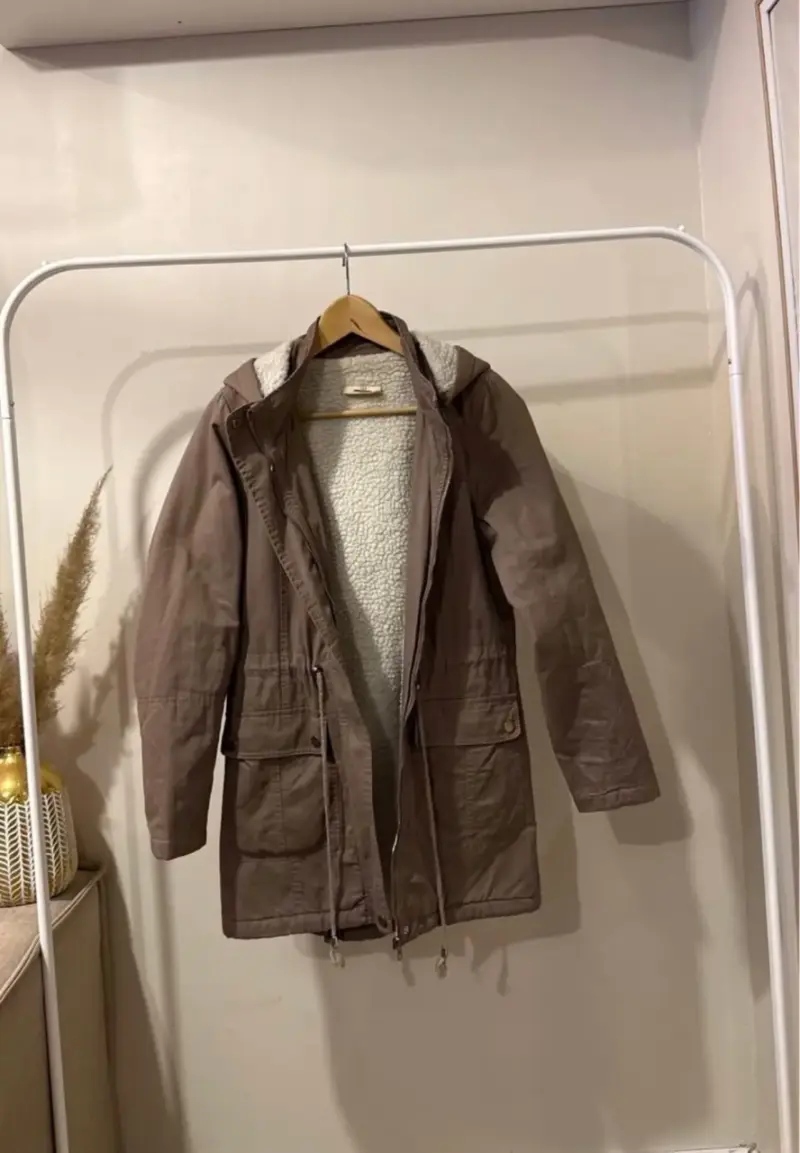 Parka marrón con capucha y forro de lana - 1