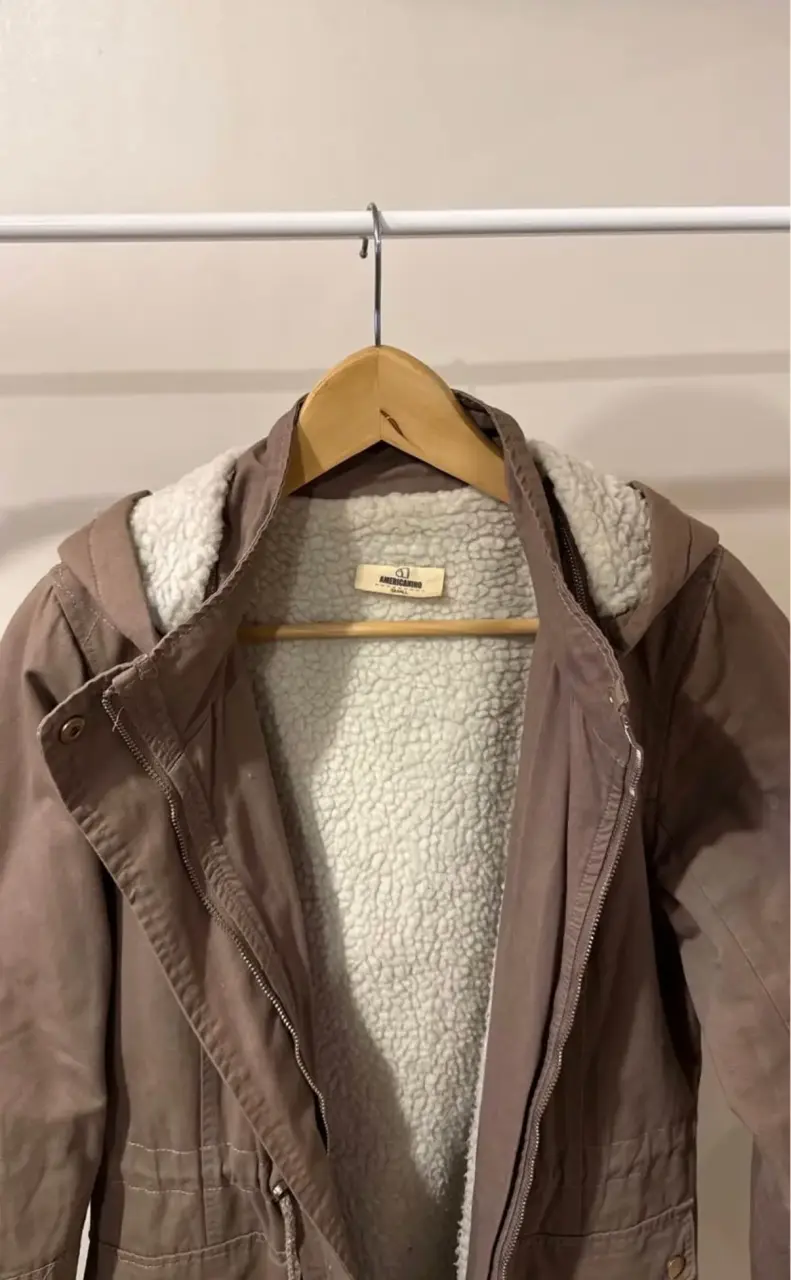 Parka marrón con capucha y forro de lana - 2