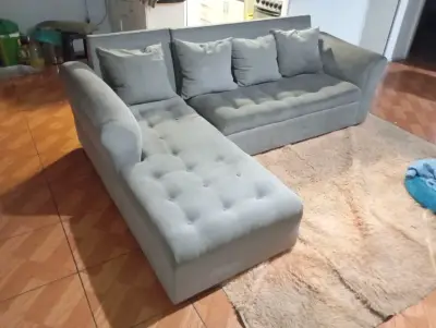Sofá seccional gris en buen estado - miniatura 1