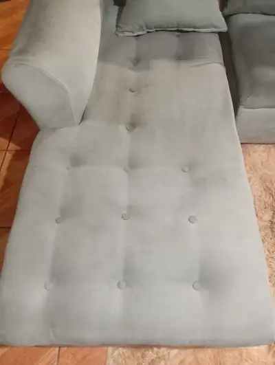 Sofá seccional gris en buen estado - miniatura 3