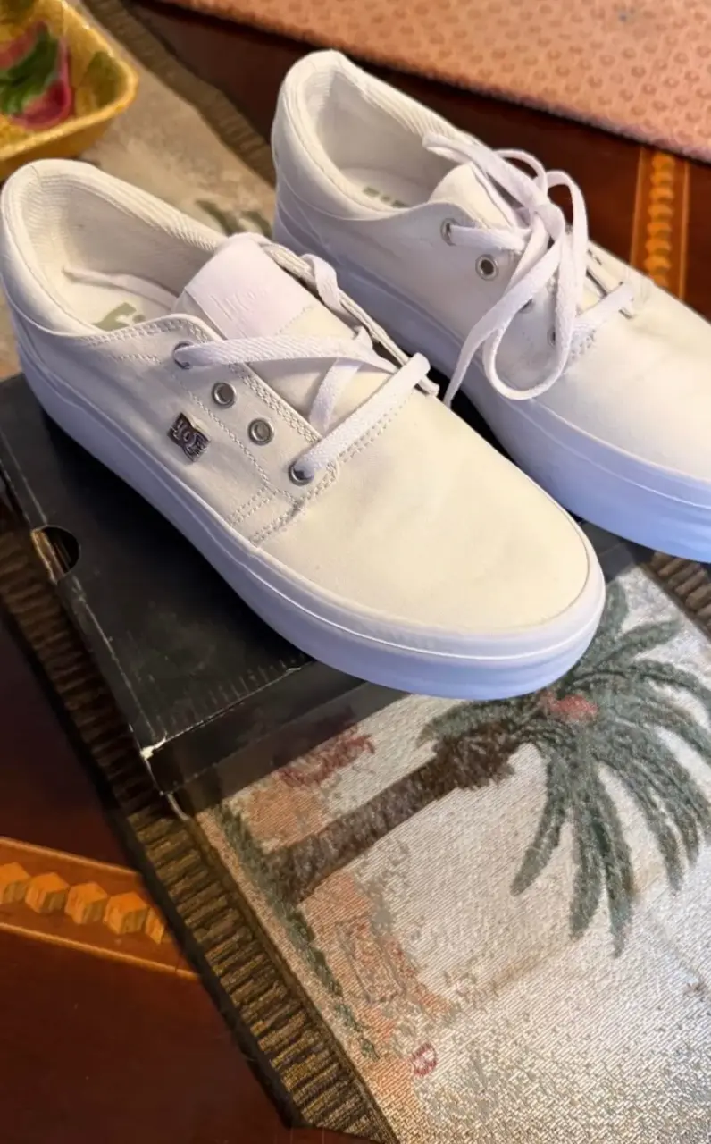 Zapatillas blancas DC para mujer en buen estado - 1