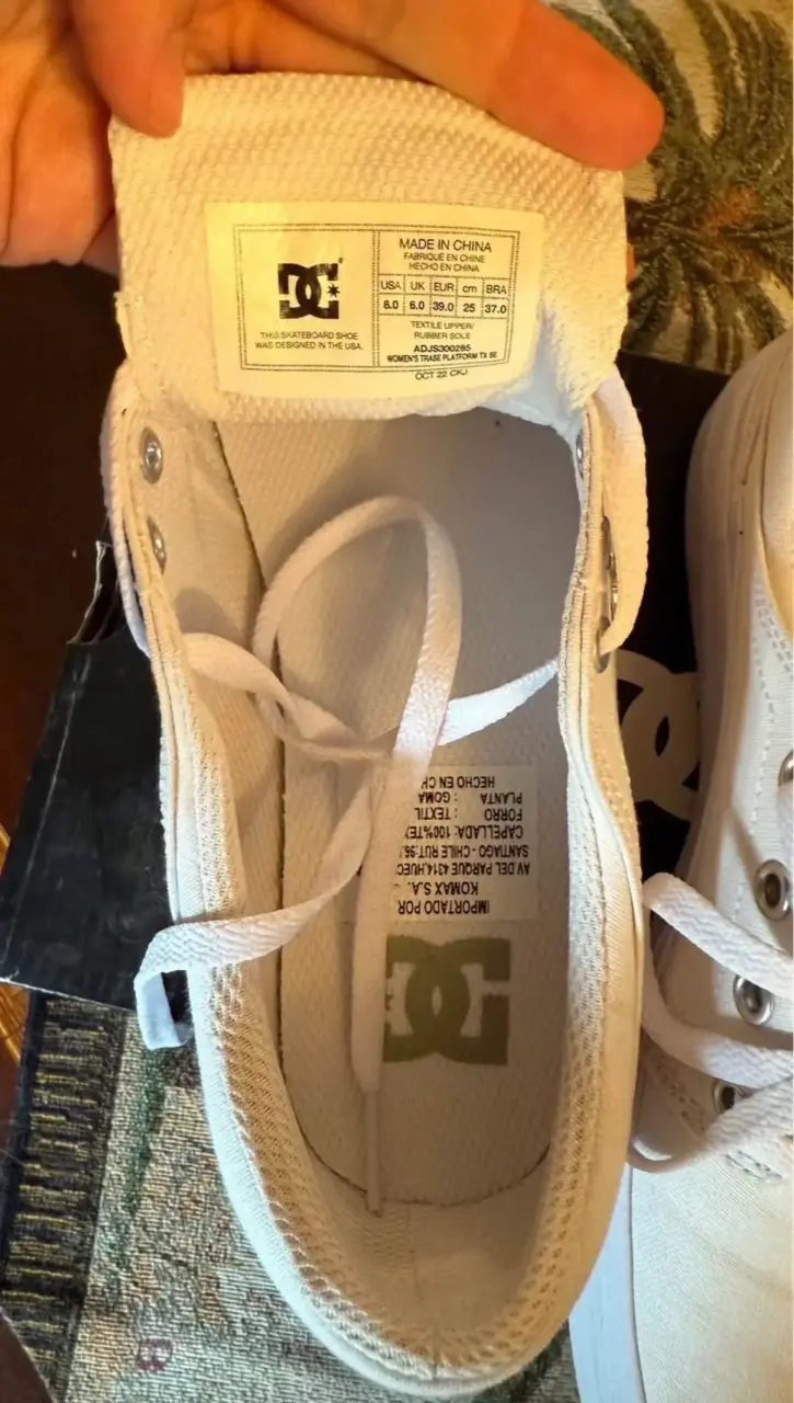 Zapatillas blancas DC para mujer en buen estado - 2