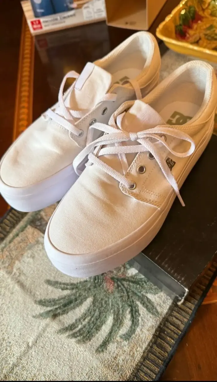 Zapatillas blancas DC para mujer en buen estado - 3
