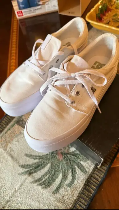 Zapatillas blancas DC para mujer  en buen estado - miniatura 3