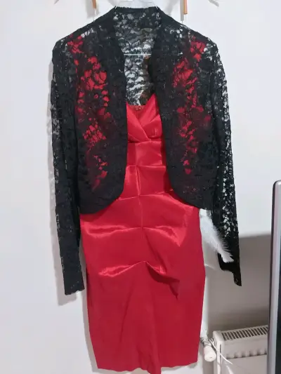 Vestido rojo elegante con encaje negro - miniatura 1